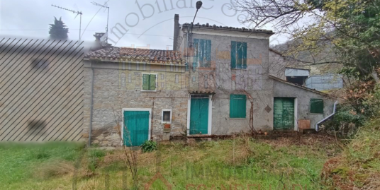 SECCHIANO – Casa indipendente con ampio terreno e deposito